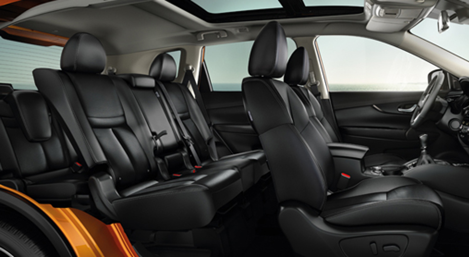 Side view of the interior of the X-Trail Left hand drive